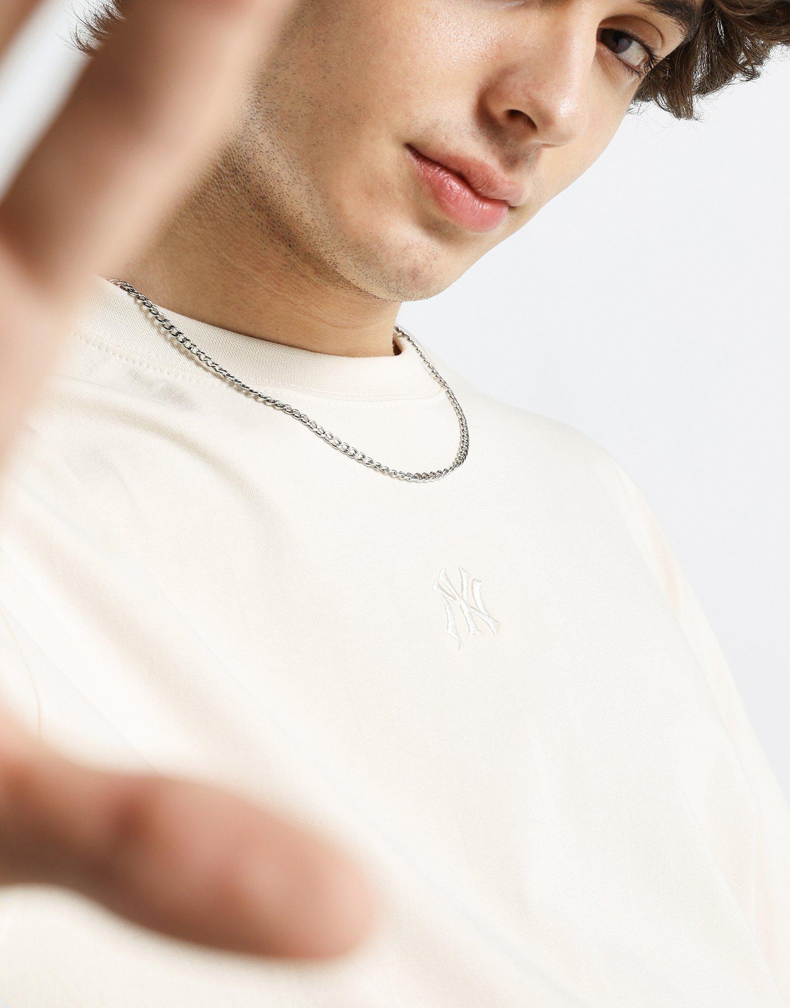 เสื้อยืดผู้ชาย Tonal Embroided Badge NY Yankees