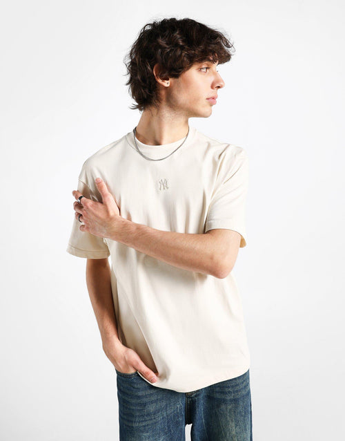เสื้อยืดผู้ชาย Tonal Embroided Badge NY Yankees