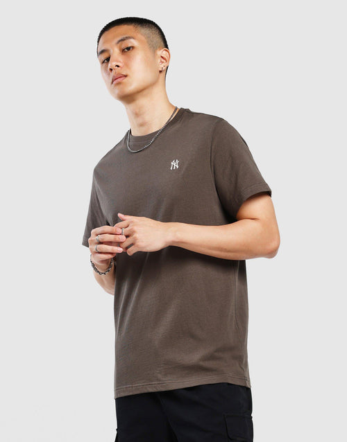 เสื้อยืดผู้ชาย Embroidered Logo