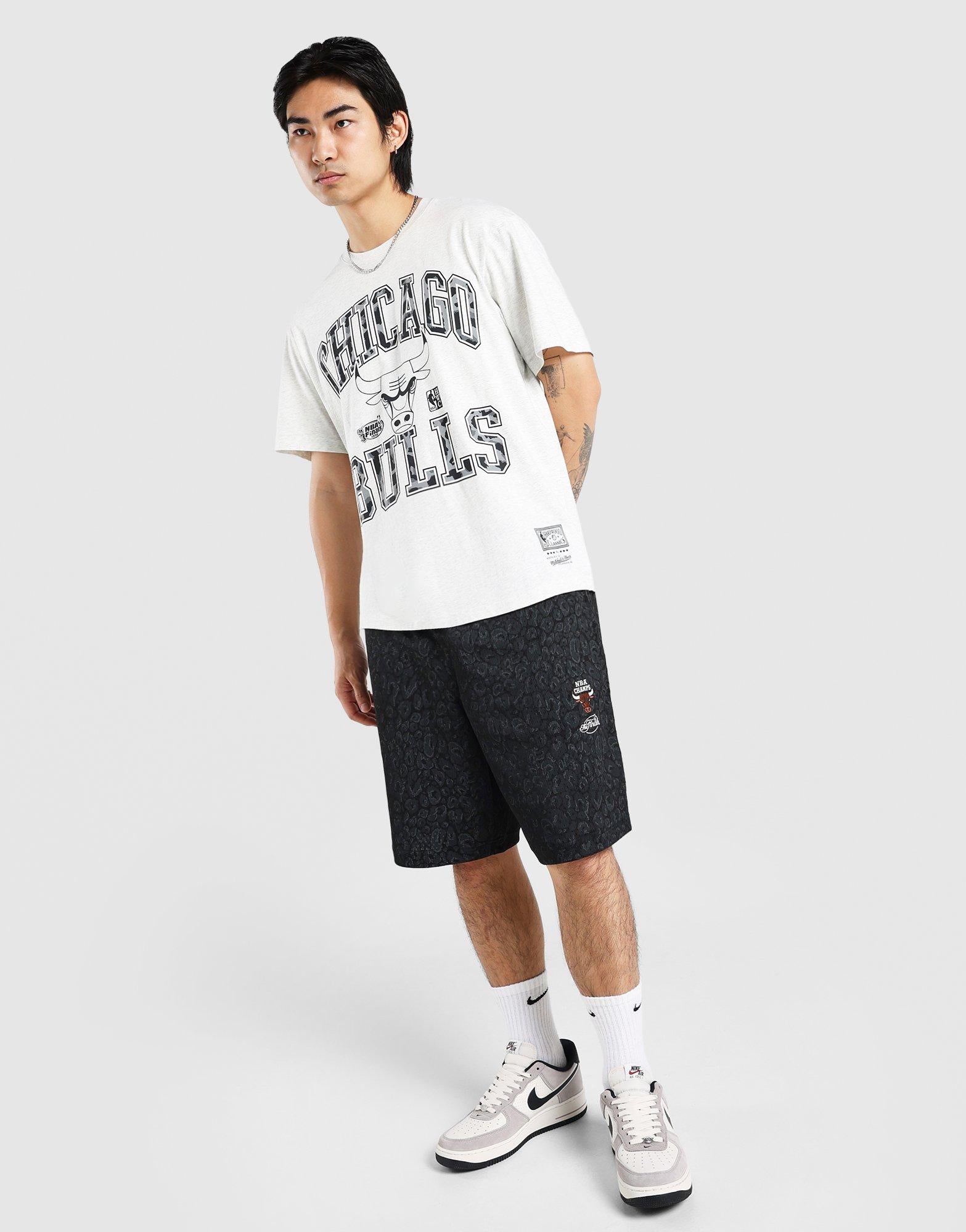 กางเกงขาสั้นผู้ชาย Leopard Script Chicago Bulls