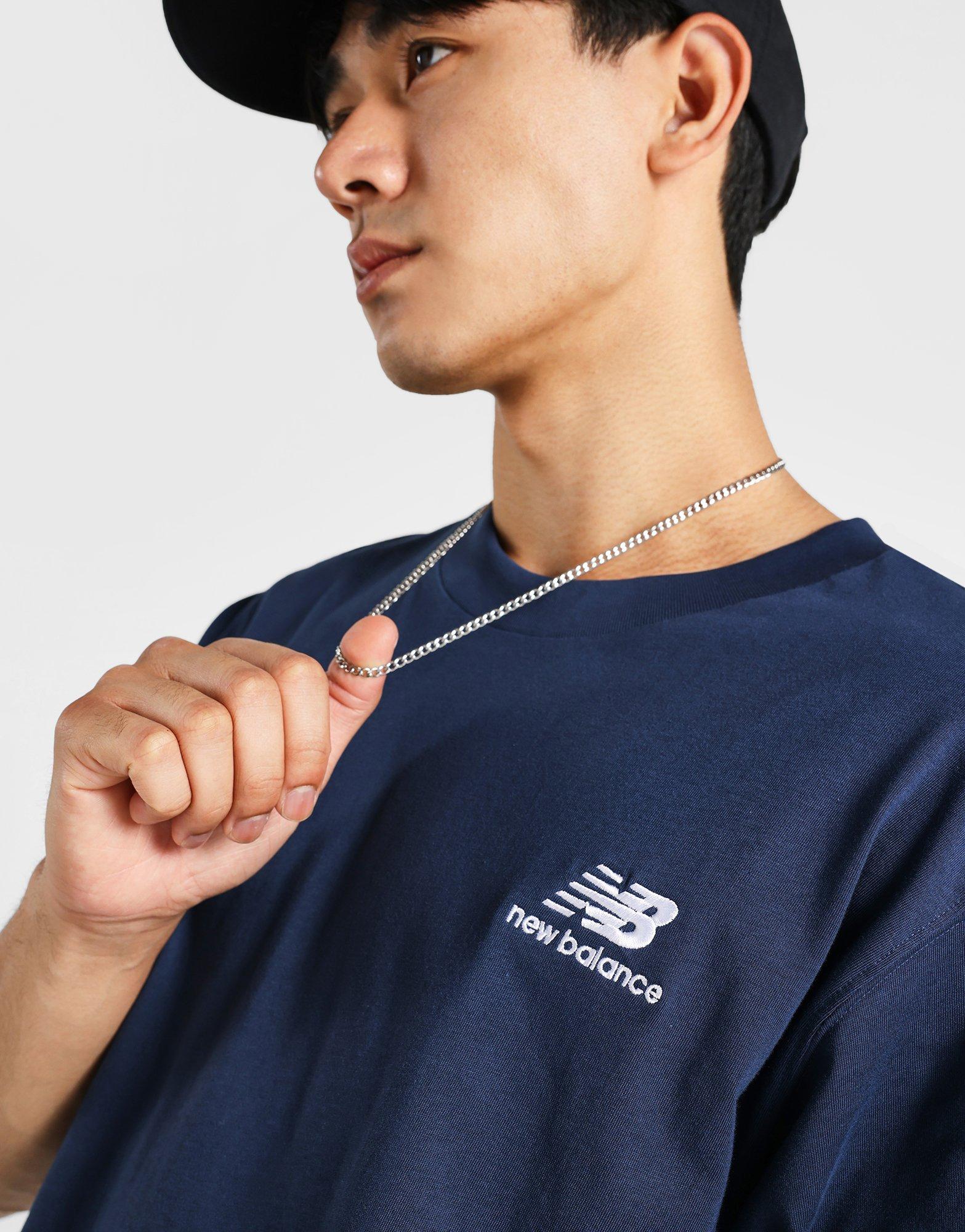 เสื้อยืดผู้ชาย Stacked Embroided Logo